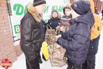 Воспитанники Содружества "Я-МАЛ" подарили жителям Ноябрска экосумки