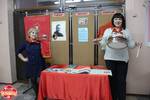 Активисты объединения "Детство без границ" (Ноябрьск) совместно со школьным музеем "Моя Родина" организовали в школе интерактивную выставку "Гайдар шагает впереди"