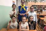 Воспитанники детской организации «ТАИР» СДО «Я-МАЛ» (Ноябрьск) провели для ребят начальной школы мастер-класс «Букет для мамы»
