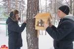 Ребята из организации «Штурманы детства» СДО «Я-МАЛ» города Ноябрьска не первый год помогают птицам зимой