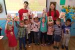 Ребята из городской организации школьников "САМ" (Ноябрьск) подарили детские книги самым младшим воспитанникам Центра детского творчества