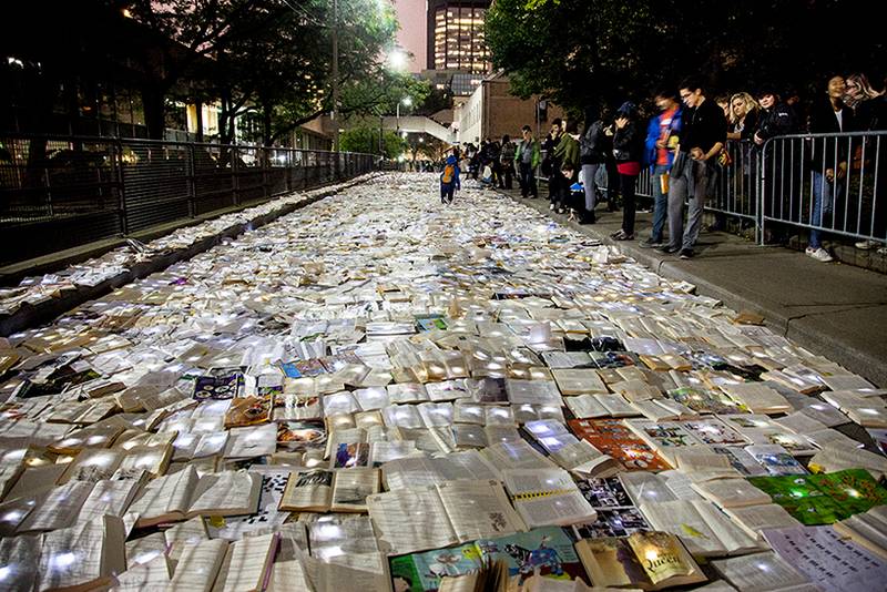 luzinterruptus-literature-vs-traffic-etoday-01.jpg