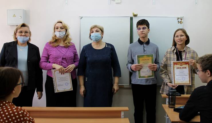 nagrazhdenie-uchastnikov-literaturnogo-konkursa-kogda-zazhigayutsya-zvezdy-19.11.2020-10.jpg