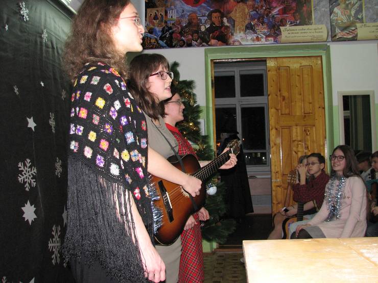 v-den-bardovskoj-pesni-starshie-poyut-dlya-novichkov.jpg