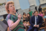 СМИ о нас: На презентации ансамбля мировой песни Олега Митяева Елена Ямпольская вручила годовые сертификаты на подписку газеты «Культура»